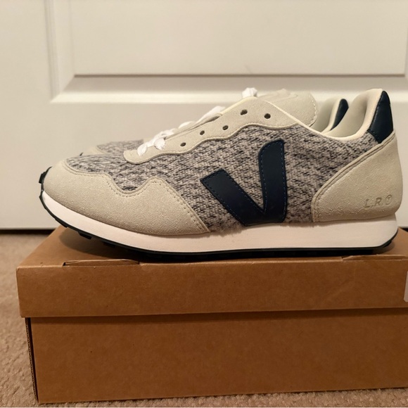Veja women’s/Men's Cream and Navy Sneakers - Picture 1 of 3